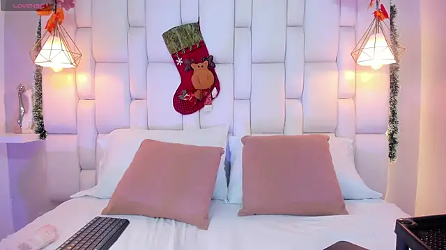 AslyGomez online show from December 2024 11:43:02 AM