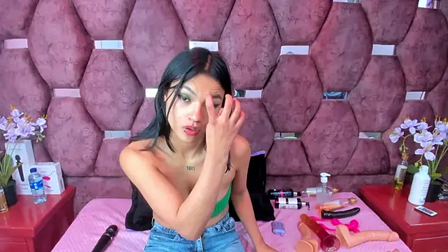 Snapshot of SaraLoveee_ chatting on March 2025 06:39:02 AM SaraLoveee  online show from March 2025 06:39:02 AM