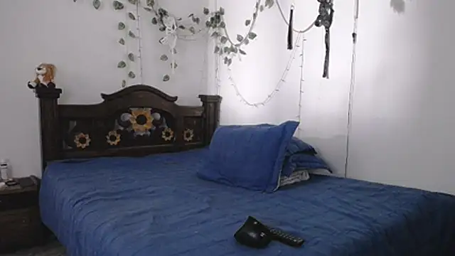 Snapshot of DominaLeona chatting on July 2026 04:35:02 PM DominaLeona online show from July 2026 04:35:02 PM