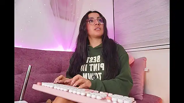 Snapshot of leila_petitee_ chatting on November 2025 02:17:02 PM leila petitee online show from November 2025 02:17:02 PM