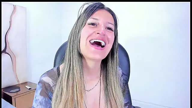 Snapshot of GiaRoussel chatting on November 2025 04:20:01 PM GiaRoussel online show from November 2025 04:20:01 PM