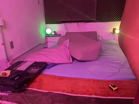 Snapshot of thesummerboy chatting on October 2025 06:19:01 AM thesummerboy online show from October 2025 06:19:01 AM