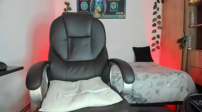 Snapshot of mikee_scooth chatting on February 2025 06:47:02 AM mikee scooth online show from February 2025 06:47:02 AM