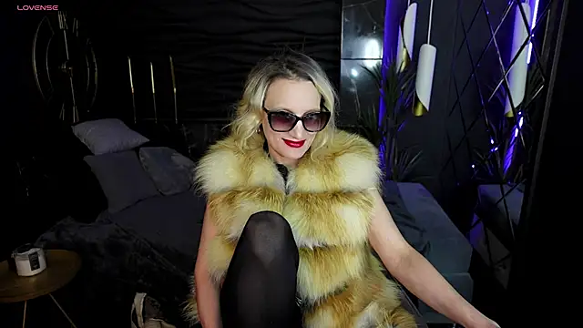 Queen Anna  online show from December 2024 04:42:01 PM