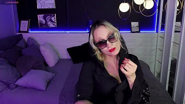 Queen Anna  online show from January 2025 07:49:01 PM