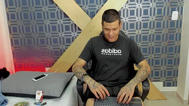 Snapshot of jamesinked_ chatting on January 2025 04:59:01 PM jamesinked  online show from January 2025 04:59:01 PM