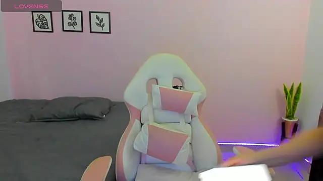 Snapshot of sophie_pazz chatting on November 2025 08:40:02 PM sophie pazz online show from November 2025 08:40:02 PM