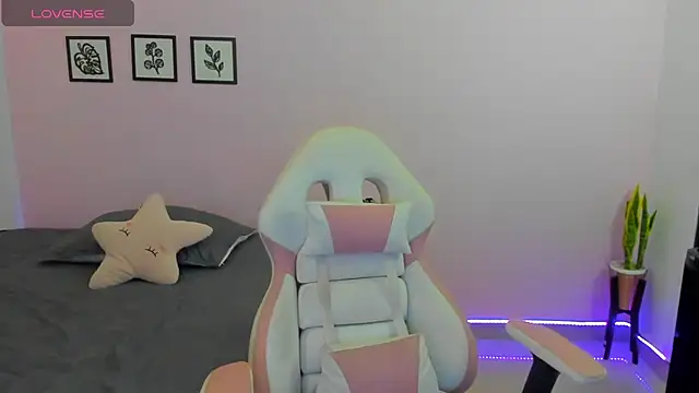 Snapshot of sophie_pazz chatting on December 2025 10:25:02 PM sophie pazz online show from December 2025 10:25:02 PM