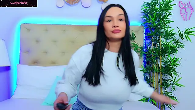 DaliyaArabian online show from November 2025 01:00:02 PM