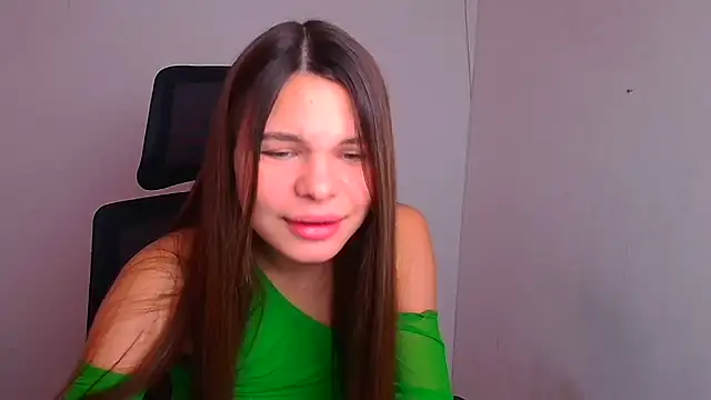 Snapshot of Hanna_Way chatting on December 2024 12:34:01 PM Hanna Way online show from December 2024 12:34:01 PM