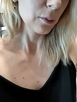 Snapshot of AvelinaLeoni chatting on October 2025 08:35:01 AM AvelinaLeoni online show from October 2025 08:35:01 AM