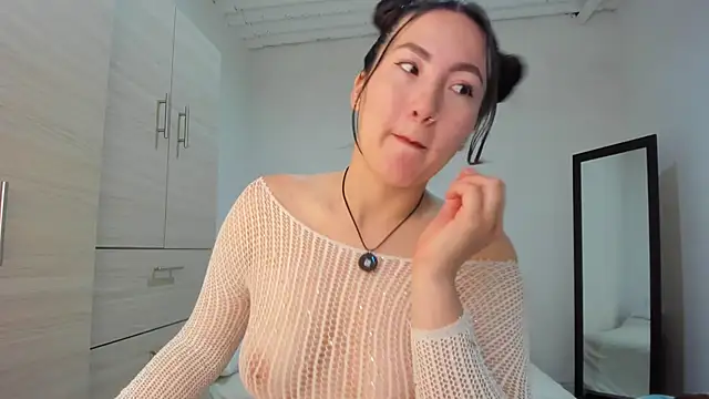 Elle Lee  online show from November 2025 02:17:01 PM