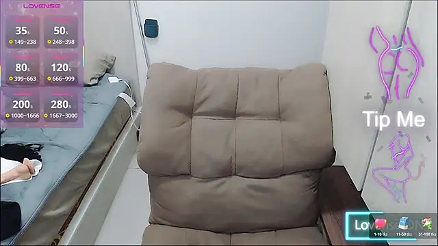 Snapshot of Eimile-Z chatting on November 2025 11:31:02 AM Eimile-Z online show from November 2025 11:31:02 AM