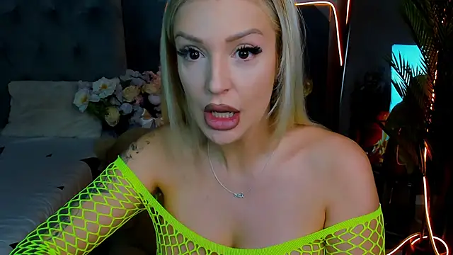 glossy blondegirl online show from September 2025 06:54:01 PM