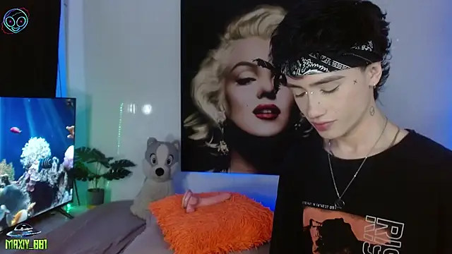 maxiy 001 online show from November 2025 07:08:01 AM