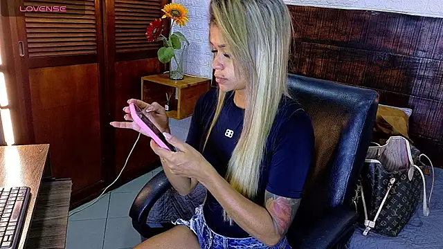 Snapshot of Celeste_sanz chatting on November 2025 10:18:02 AM Celeste sanz online show from November 2025 10:18:02 AM