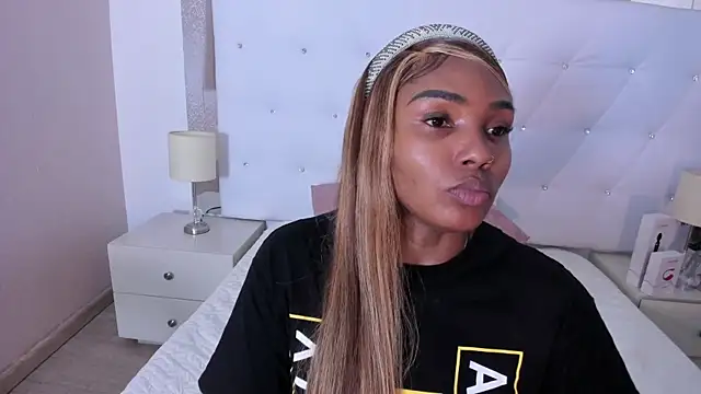 Isla Scott online show from November 2025 11:22:01 AM