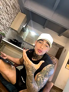 Snapshot of Dominiofit chatting on November 2025 12:32:02 AM Dominiofit online show from November 2025 12:32:02 AM