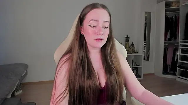 WalkingGirl online show from March 2026 04:18:01 PM