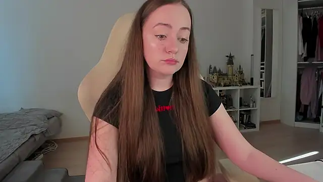 WalkingGirl online show from April 2026 01:49:02 PM