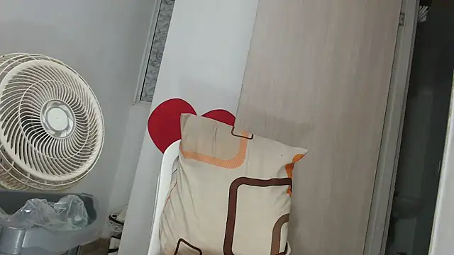 Snapshot of brown_halos chatting on December 2024 01:00:02 AM brown halos online show from December 2024 01:00:02 AM