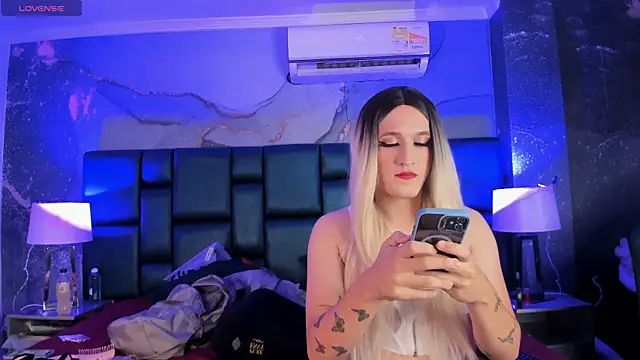 Snapshot of JESSI_NAOMI chatting on February 2025 04:05:01 AM JESSI NAOMI online show from February 2025 04:05:01 AM