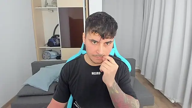 MatMalonne online show from December 2025 02:25:01 PM