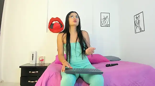 Snapshot of cloehonney chatting on December 2024 11:03:01 PM cloehonney online show from December 2024 11:03:01 PM