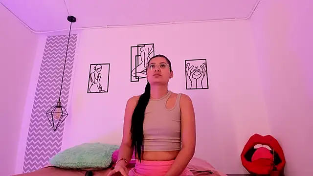 Snapshot of cloehonney chatting on October 2025 01:06:02 PM cloehonney online show from October 2025 01:06:02 PM