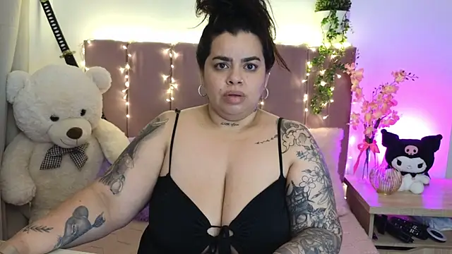 Snapshot of MiahJoness chatting on August 2026 05:06:02 AM MiahJoness online show from August 2026 05:06:02 AM