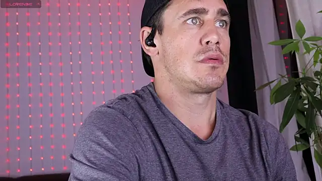 Snapshot of DamienSliick chatting on October 2025 03:40:01 AM DamienSliick online show from October 2025 03:40:01 AM