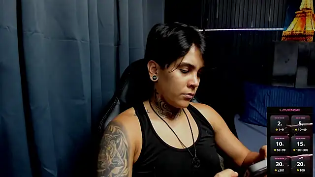 Snapshot of ZhoeStrong chatting on November 2025 10:12:01 PM ZhoeStrong online show from November 2025 10:12:01 PM