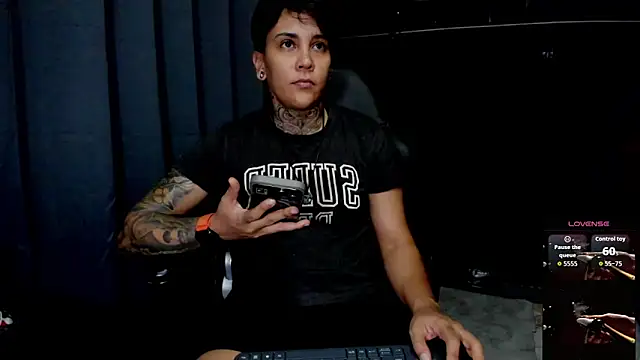 Snapshot of ZhoeStrong chatting on November 2025 08:51:01 PM ZhoeStrong online show from November 2025 08:51:01 PM