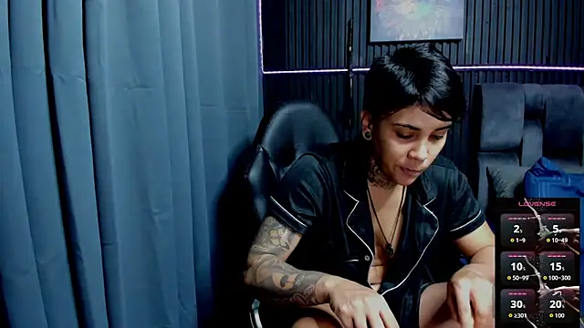 Snapshot of ZhoeStrong chatting on November 2025 10:44:02 PM ZhoeStrong online show from November 2025 10:44:02 PM