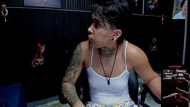 Snapshot of ZhoeStrong chatting on December 2025 10:16:02 PM ZhoeStrong online show from December 2025 10:16:02 PM