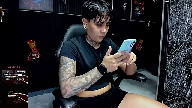 Snapshot of ZhoeStrong chatting on December 2025 10:36:02 PM ZhoeStrong online show from December 2025 10:36:02 PM