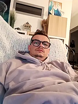 Snapshot of GLouglou19 chatting on October 2025 09:33:01 PM GLouglou19 online show from October 2025 09:33:01 PM