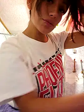 Snapshot of Lau1127 chatting on December 2025 03:58:02 AM Lau1127 online show from December 2025 03:58:02 AM