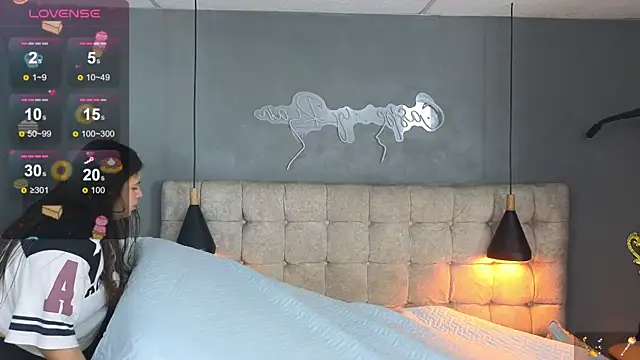 Laia and Aloby online show from December 2025 10:06:01 PM