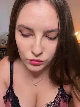 Alicia Eves online show from October 2025 01:31:02 PM