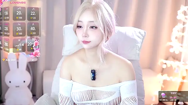 UUKiss  online show from October 2025 03:22:02 PM