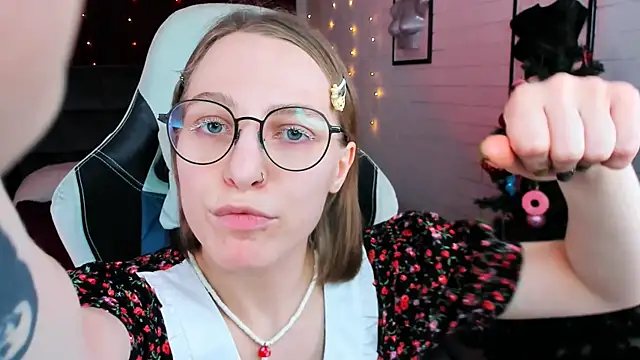 Snapshot of AphexQueen chatting on December 2024 04:14:02 PM AphexQueen online show from December 2024 04:14:02 PM