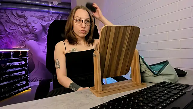 Snapshot of AphexQueen chatting on November 2025 05:21:01 AM AphexQueen online show from November 2025 05:21:01 AM