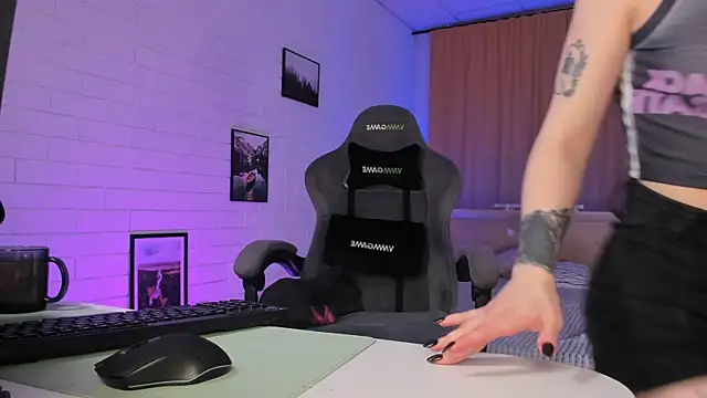 Snapshot of AphexQueen chatting on November 2025 01:33:02 PM AphexQueen online show from November 2025 01:33:02 PM