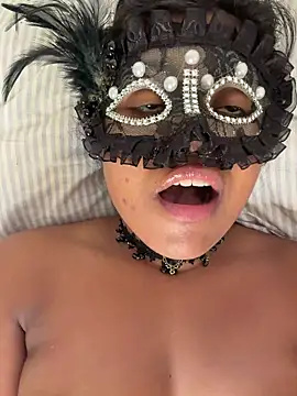 Snapshot of Bella_Luna18 chatting on November 2025 08:41:01 PM Bella Luna18 online show from November 2025 08:41:01 PM