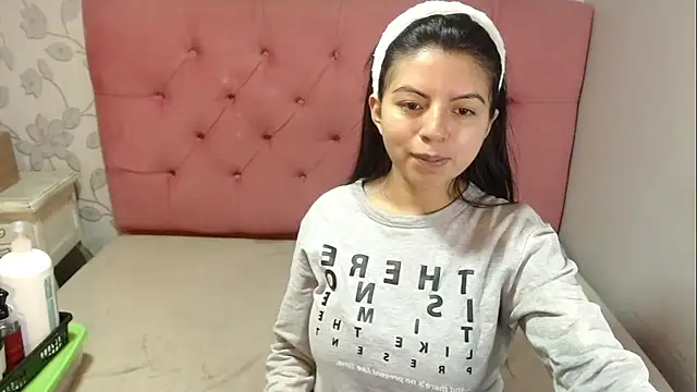 Snapshot of CarolineBrunx chatting on December 2025 02:38:01 AM CarolineBrunx online show from December 2025 02:38:01 AM