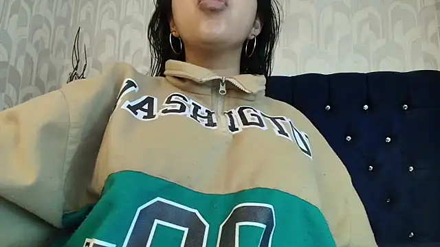 Snapshot of CarolineBrunx chatting on May 2026 08:38:01 PM CarolineBrunx online show from May 2026 08:38:01 PM