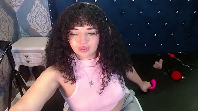 Snapshot of Sofiacowperx chatting on May 2026 01:07:02 PM Sofiacowperx online show from May 2026 01:07:02 PM