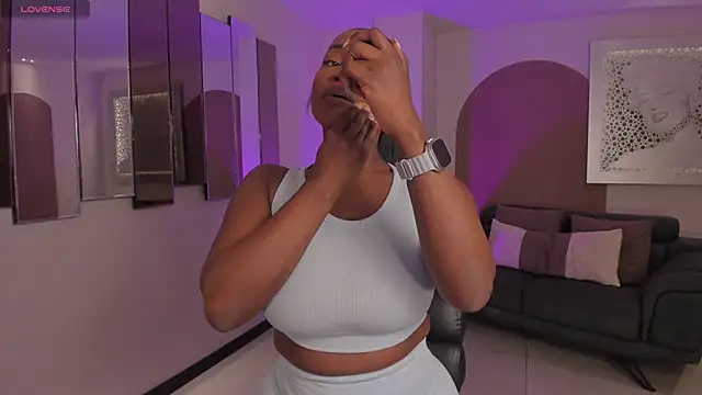 Snapshot of SavannahStorm chatting on December 2025 08:29:01 PM SavannahStorm online show from December 2025 08:29:01 PM