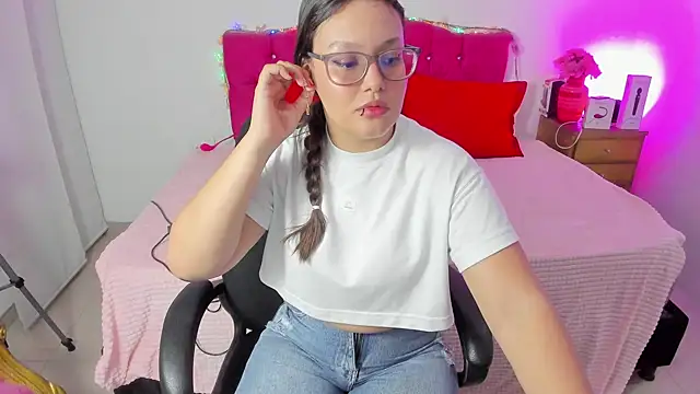 Snapshot of SofiaJoness_ chatting on December 2024 03:29:02 AM SofiaJoness online show from December 2024 03:29:02 AM